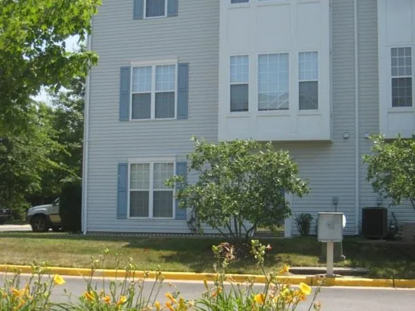 2567 Logan Wood Dr, Herndon, VA 20171