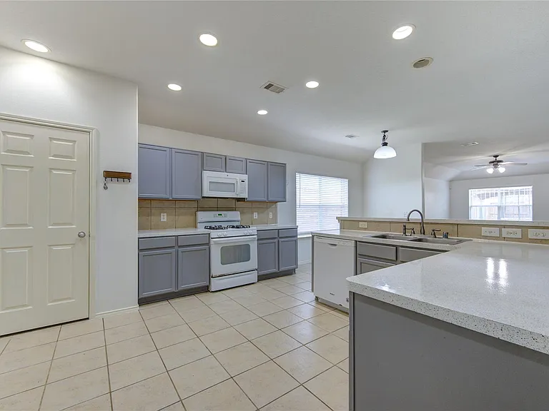14027 Coveney Dr — Photo 10