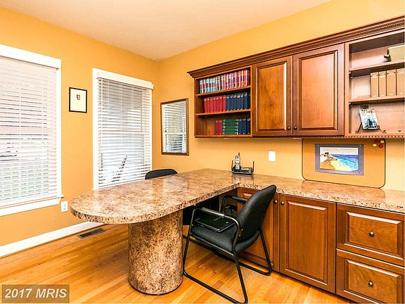 5th image of 301 Glyndon Mews Ct
