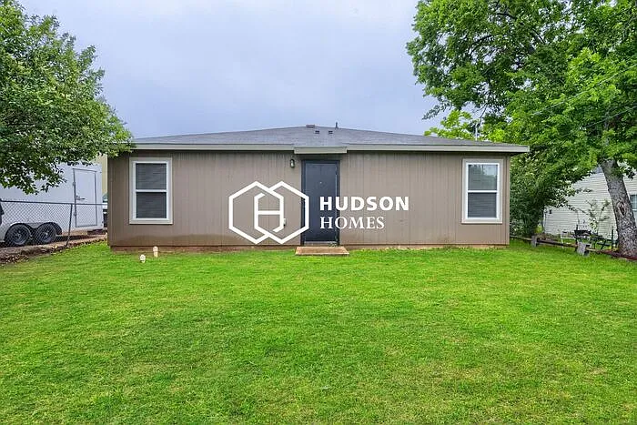 2504 Lyle Ave — Photo 12