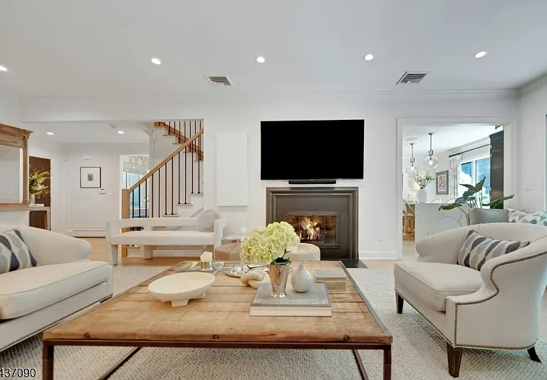 224 Barnstable Dr — Photo 4