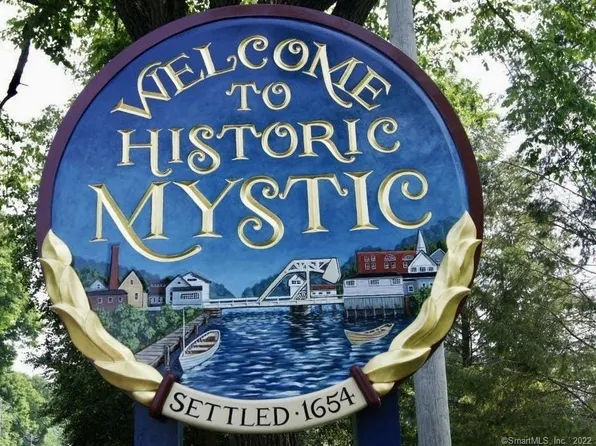 17 Heather Glen Ln, Groton, CT 06355