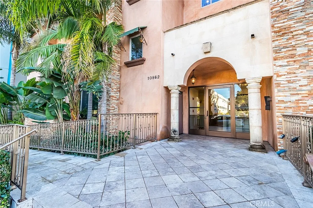 2 bed, 1300 sqft, $3,399 — Photo 1