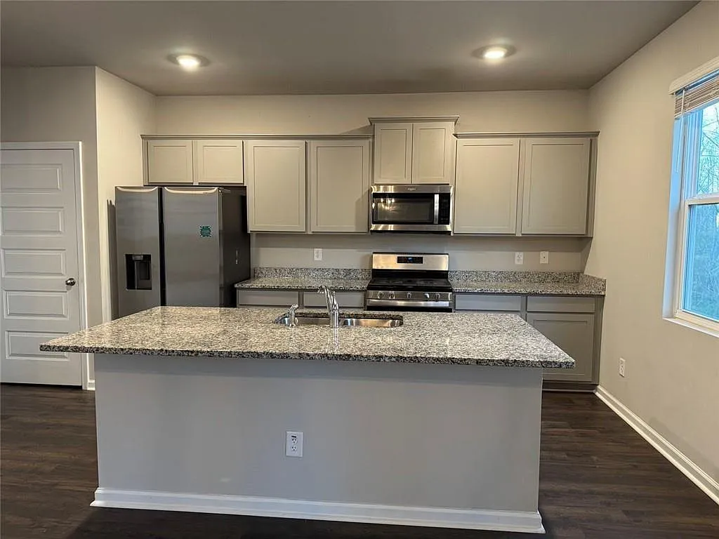 4 bed, 2.5 bath, 3558 sqft, $2,700 — Photo 4