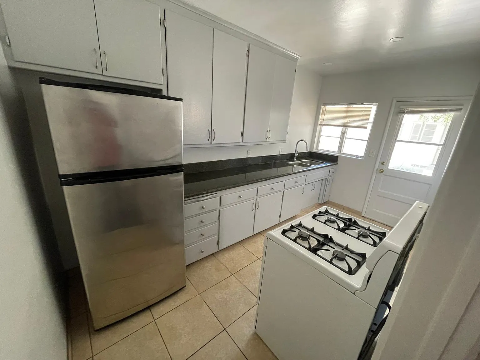2 bed, 1000 sqft, $2,470 — Photo 2