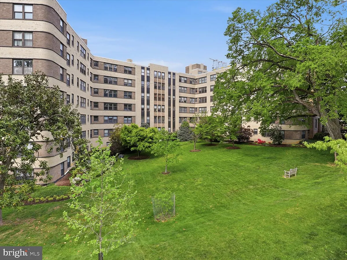 Building Photo - 3901 Cathedral Ave NW #418