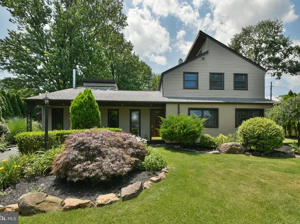 607 Cembra Ct, Trevose, PA 19053