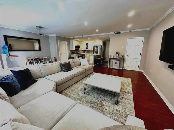 242 Maple Avenue #204, Westbury, NY 11590