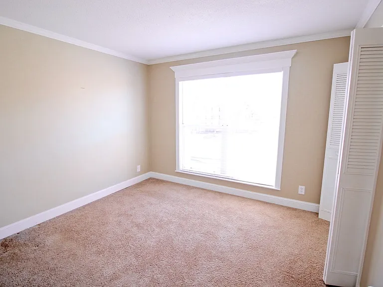 Plaza La Belle Apartments — Photo 35