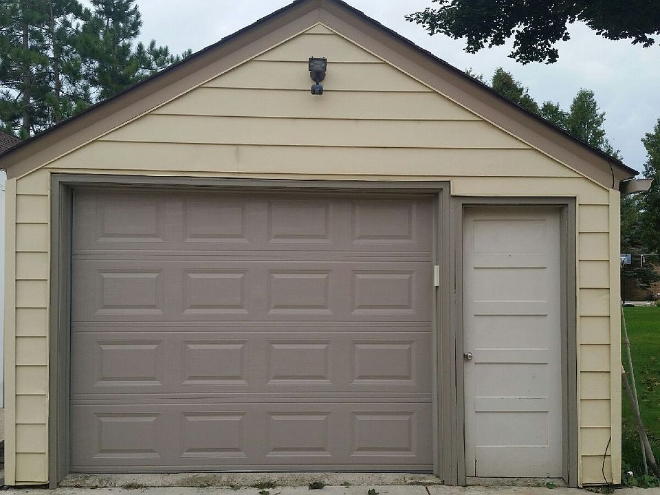 2nd image of 2233 Russell Ln