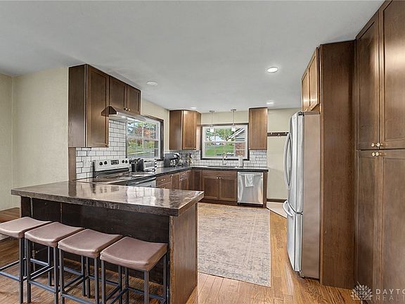 5th image of 1112 Irving Ave