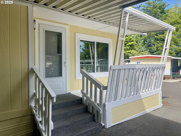630 Shorepines Hts, Coos Bay, OR 97420