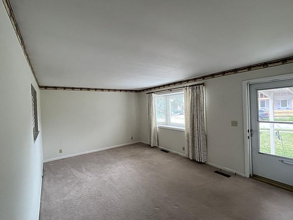 4th image of 716 Hillsdale Dr