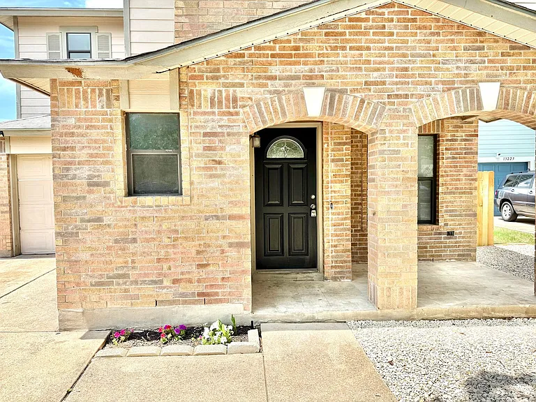 13229 Coomes Dr — Photo 2