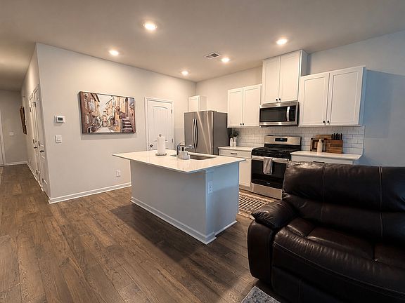 4th image of 916 Shorttail Ln