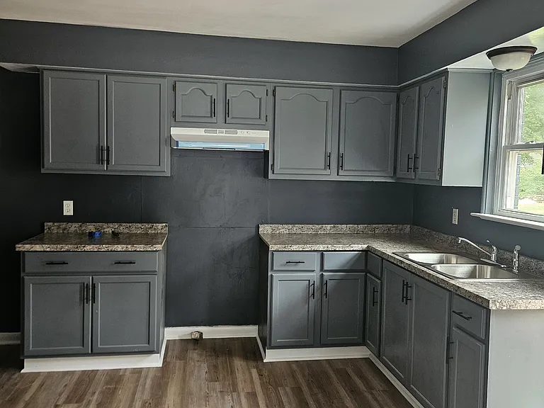 425 Crestview Dr — Photo 2