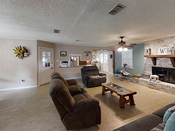 3rd image of 32 Big Oak Ln