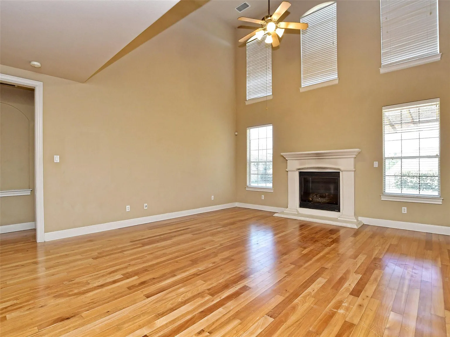 5 bed, 3.5 bath, 3552 sqft, $3,995 — Photo 3