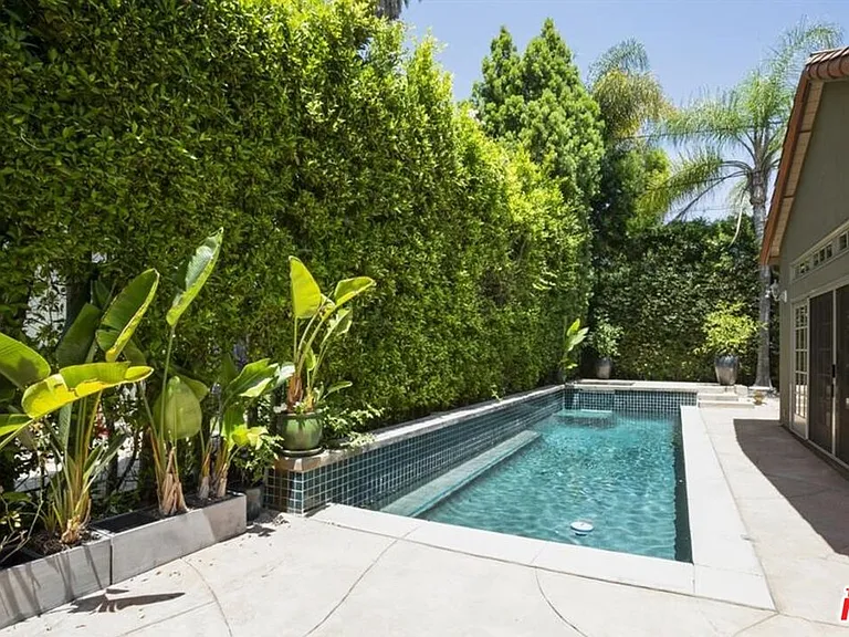 530 Westmount Dr — Photo 3