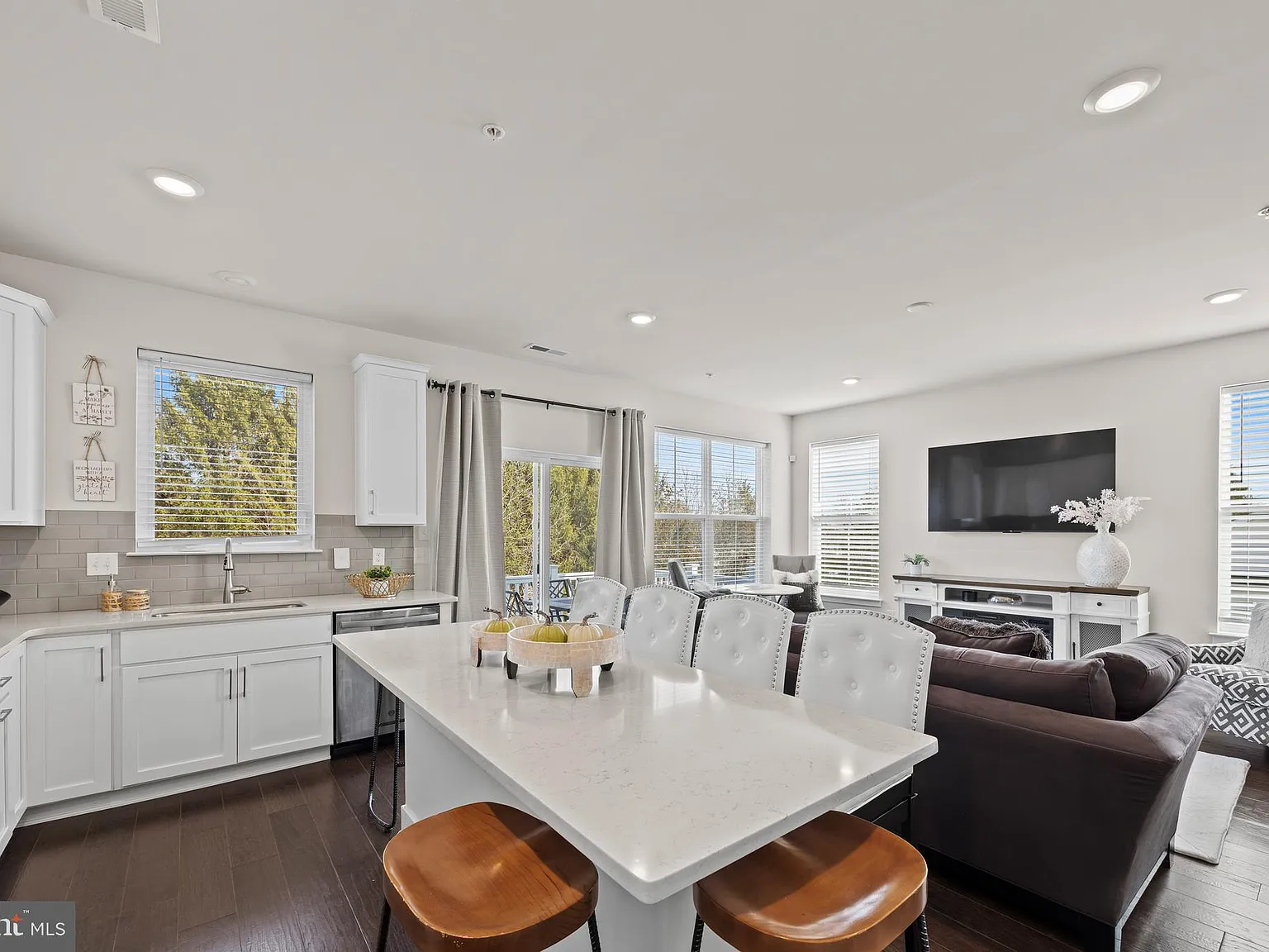 3 bed, 2.5 bath, 1870 sqft, $3,000 — Photo 4