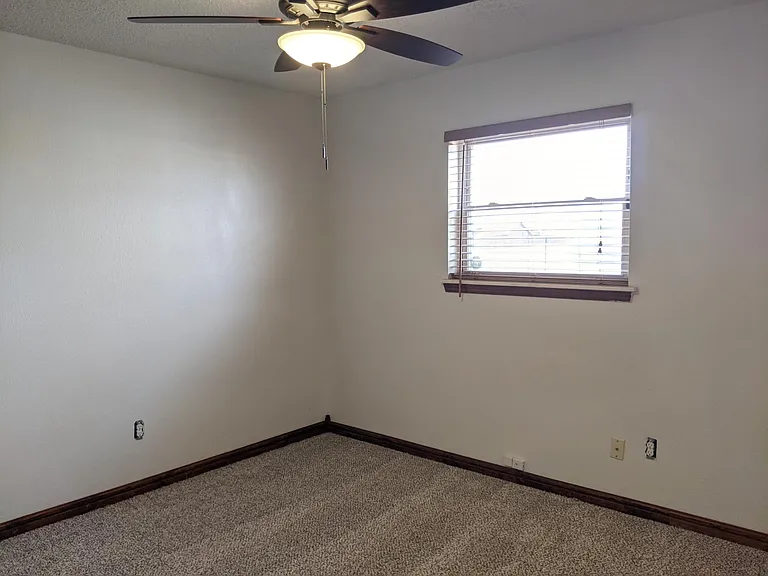 1013 Newport Ave — Photo 8