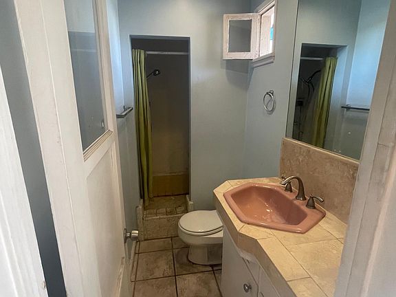 4th image of 933 Bayview Dr