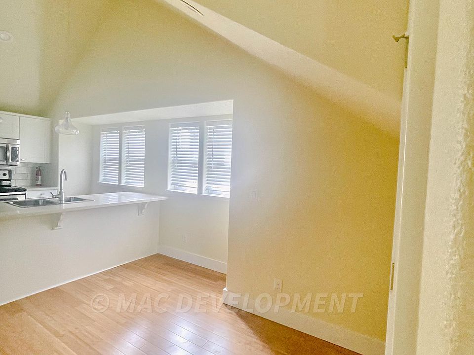 Vaulted ceilings and lots of windows keep this Unit bright!