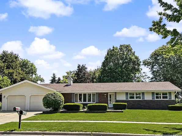 1075 S Silverbrook DRIVE, West Bend, WI 53095
