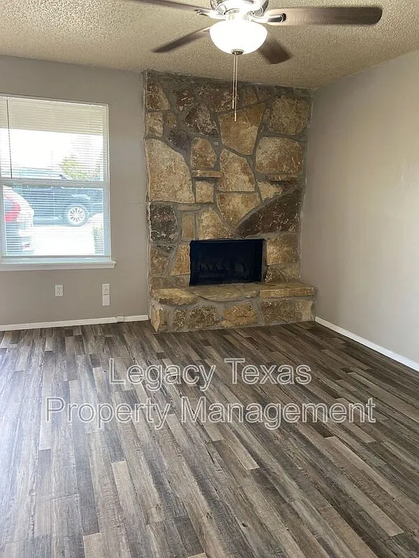 1 bed, 1.5 bath, 1000 sqft, $1,100 — Photo 2