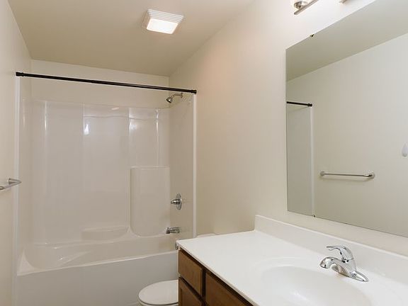 5th image of 590 Croell Ave