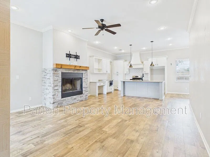 3 bed, 2.0 bath, 1590 sqft, $2,350 — Photo 4