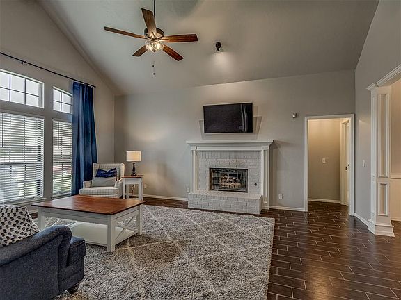 3rd image of 309 Whitman Ct