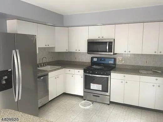 3 bed, 2312 sqft, $4,200 — Photo 3