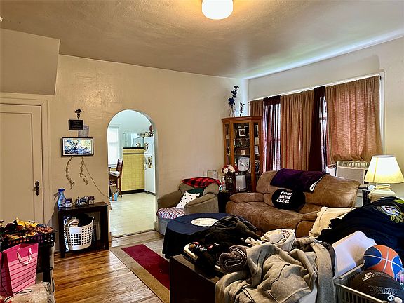 3rd image of 654 E Washington St #1