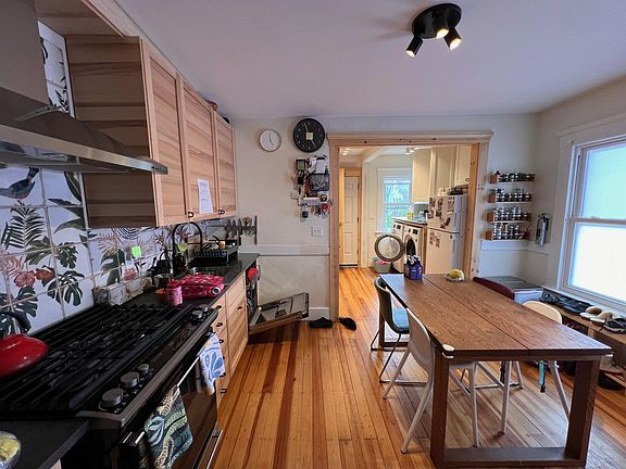 Kitchen, laundry (level 2/lower level)