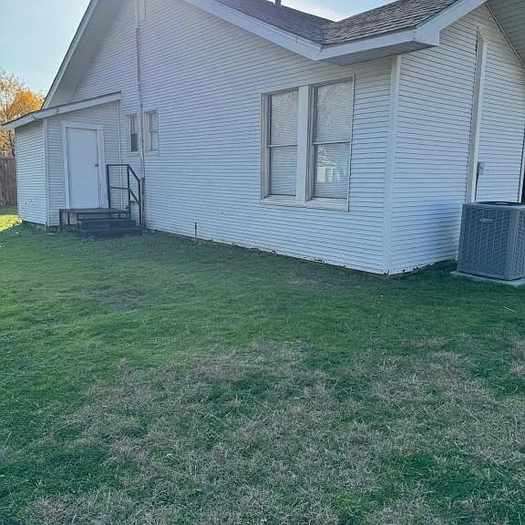 313 E Lloyd St — Photo 11