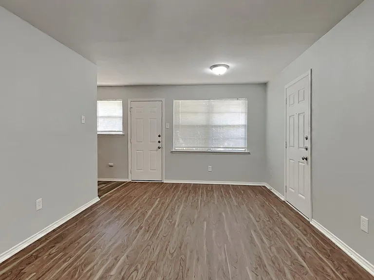 4349 Chestnut Dr — Photo 5