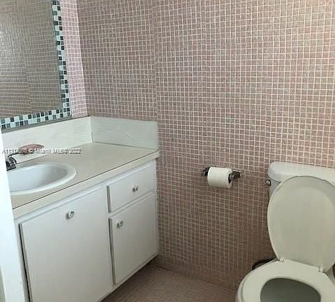 5th image of 1530 NE 191st St APT 240