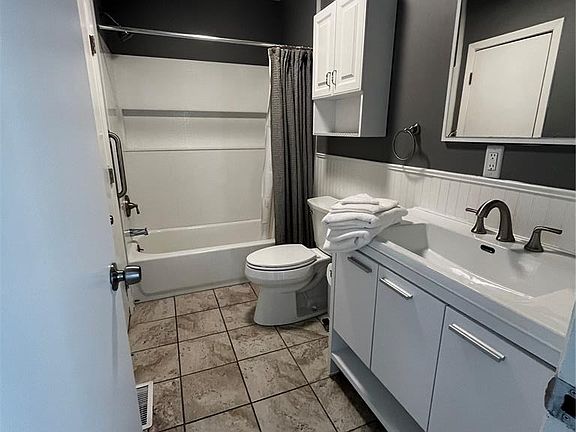 5th image of 2725 January Ave