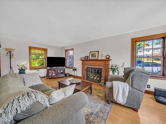 4th image of 137 Elaine Dr