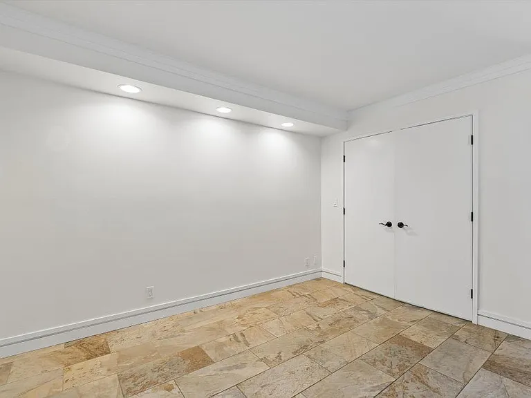Entryway unstaged
