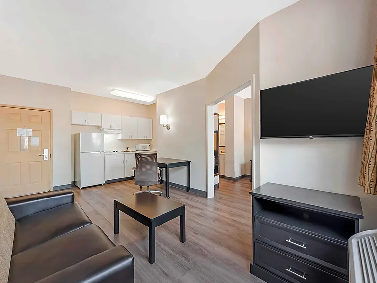 1 Bedroom Suite - 1 King Bed