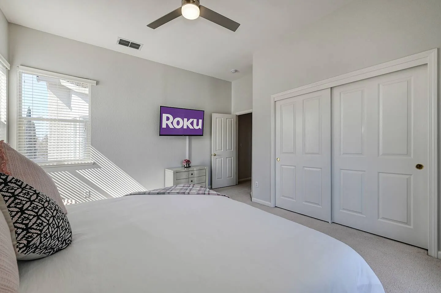4 bed, 4.5 bath, 4235 sqft, $5,500 — Photo 4