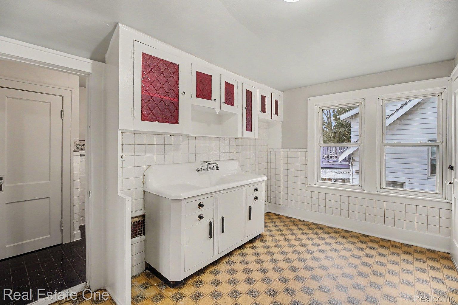 575 Albany St, photo 13