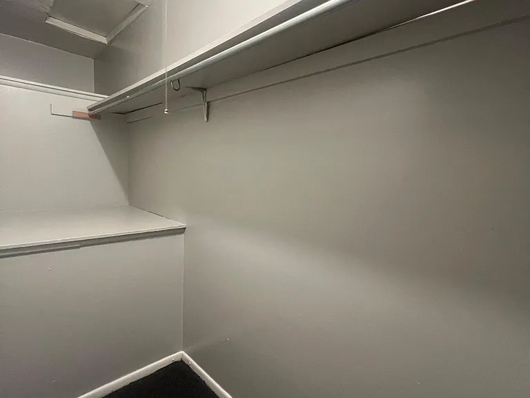Master bedroom - Huge Closet