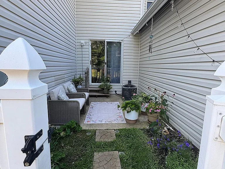 401 Heritage Commons Cir — Photo 11