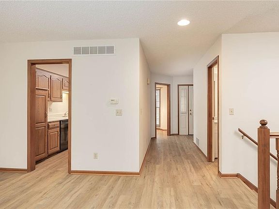4th image of 3916 Eastgate Dr