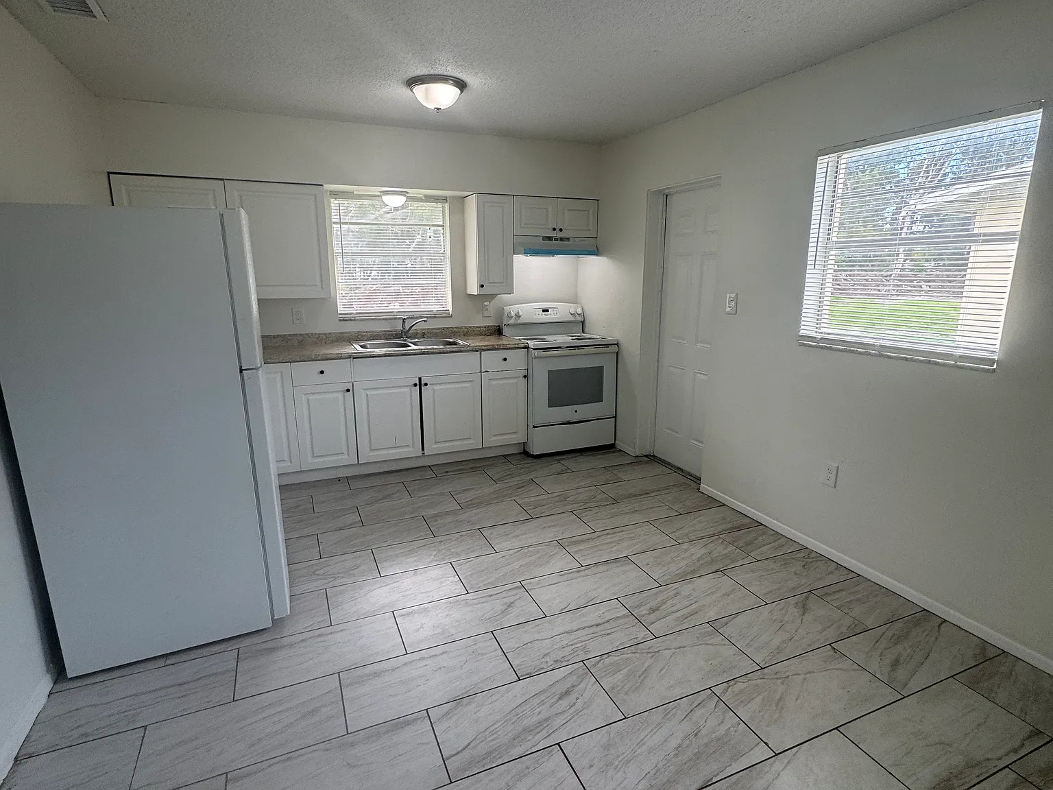 House, semi-detached with Large Yard and Washer/Dryer Connections — Photo 3