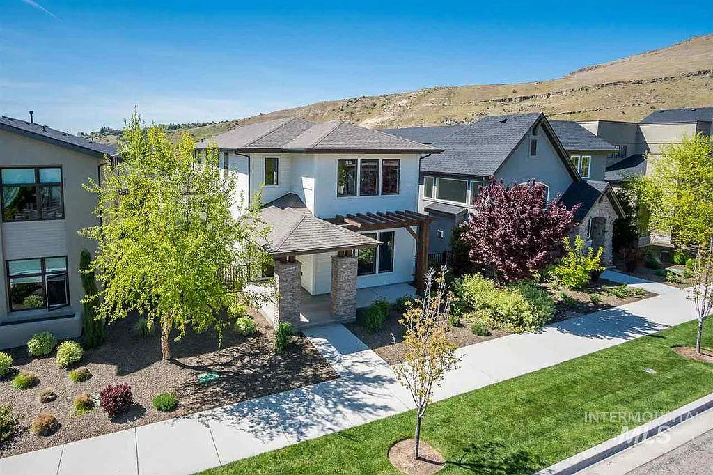 4 bed, 2.5 bath, 2332 sqft, $3,600 — Photo 1