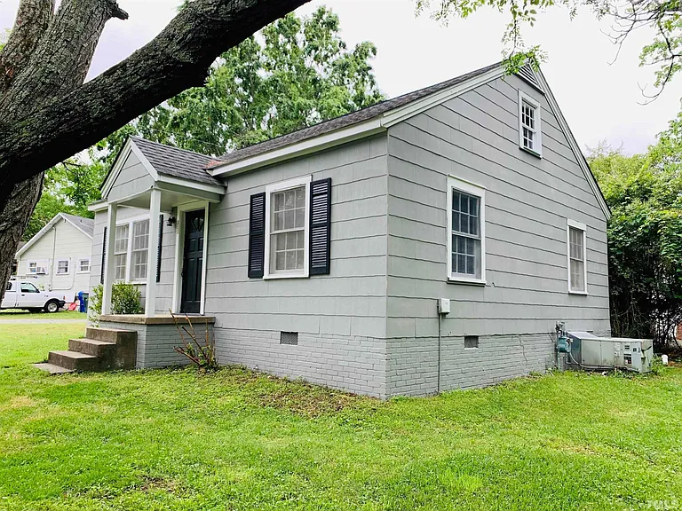 203 Hillsborough Rd — Photo 2